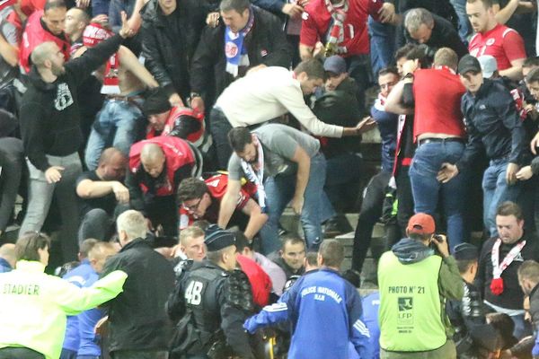 Juste après l'effondrement de la barrière au cours du match Amiens SC/LOSC