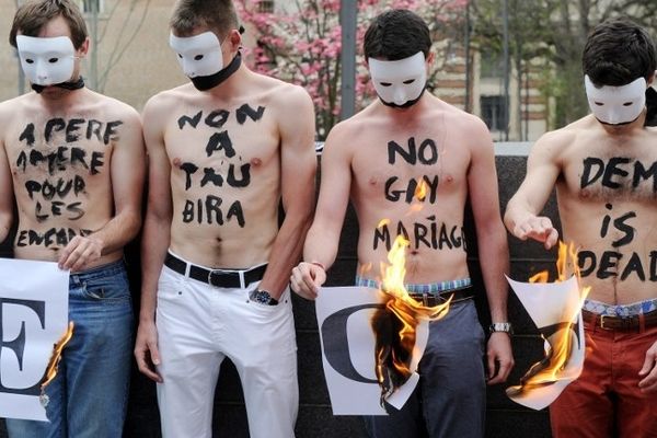 Les Hommen brûlent le mot "dictature"