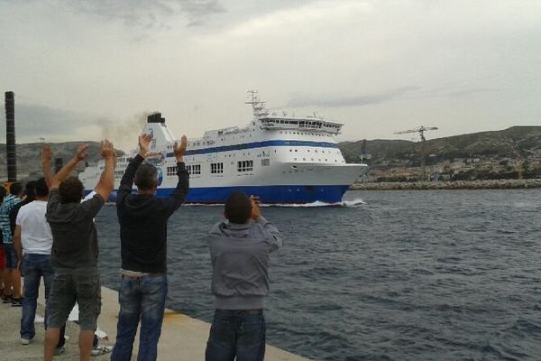 Le navire victime d'incident jeudi en Corse, arrive à Marseille