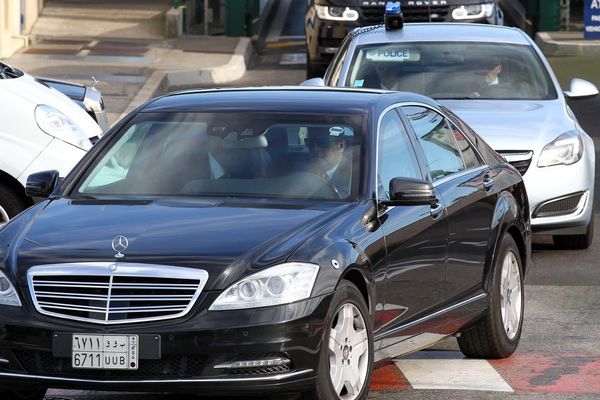 Après une cérémonie d'accueil à l'aéroport, le monarque saoudien et sa suite ont pris la direction de Vallauris Golfe-Juan.