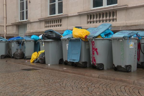 Depuis six jours, à Nantes, les éboueurs sont en grève pour manifester contre la réforme des retraites