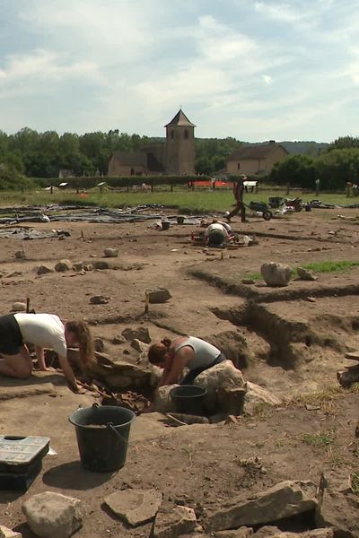 Le site archéologique du Vernay à Saint-Romain-de-Jalionas accueille chaque été des bénévoles venus de toute la France, depuis près de 50 ans afin de répondre aux nombreuses questions posées par les 13 hectares d'une luxueuse villa gallo-romaine.