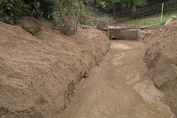 Pyrénées-Orientales - Le sable charrié lors des dernières inondations à Las Illas, ici le 17 septembre 2021.