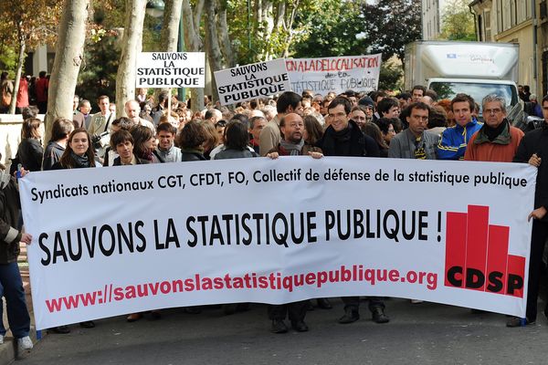 Malakoff, Hauts de Seine, le 2 novembre 2008. Manifestation des salaries de l'INSEE contre le projet du gouvernement de délocaliser 1000 fonctionnaires de la statistique publique à Metz. (Archives)