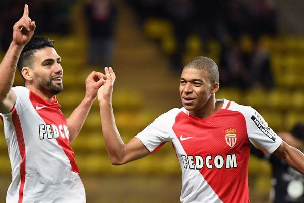 Le Monégasque Radamel Falcao félicité par Kylian Mbappe après son but.