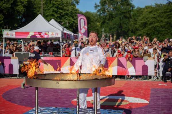 Axel Clerget, le judoka champion olympique allume la flamme des Jeux Olympiques de Paris 2024, en Haute-Marne le 28 juin à Saint-Dizier, dont il est originaire.