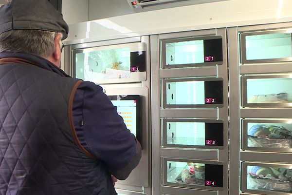 Didier Thibaud devant le terminal de paiement qui débloque les casiers alimentaires. 