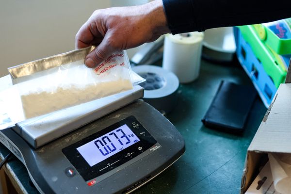 C'est dans une camionnette grise que la drogue a été saisie.