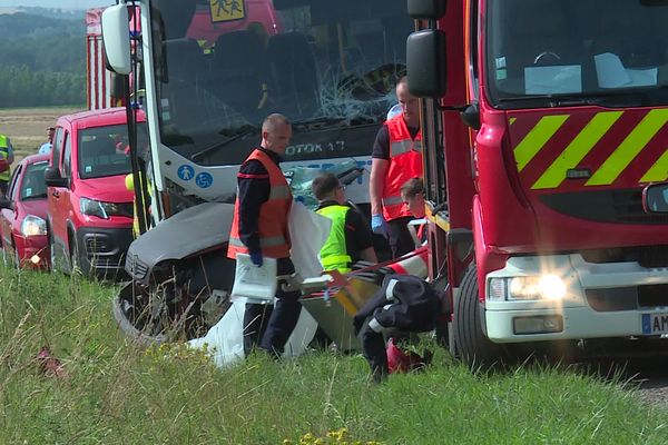 Collision frontale à Marolles-les-Bailly, sur la D43, entre une voiture et un bus scolaire, mardi 27 juin 2023