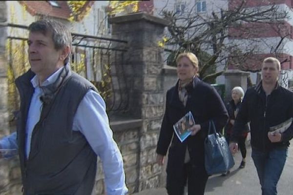 Michel Vienet et son équipe de campagne en tractage