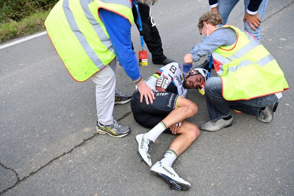 Terrible fin de saison pour Alaphilippe avec une chute, dimanche 18 octobre, sur le Tour des Flandres.