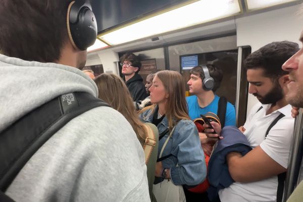 Tous les jours, la ligne 2 du métro de Lille est saturée aux heures de pointe.