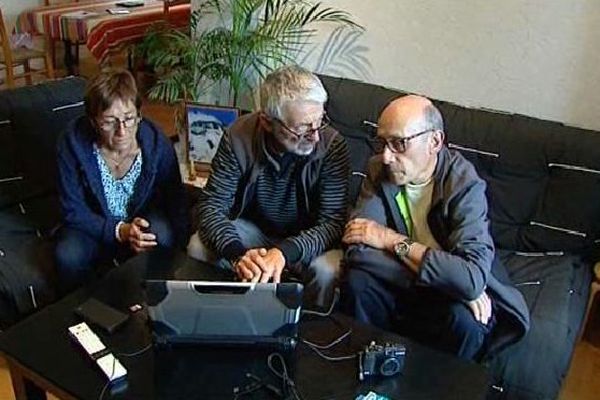 Robert Larrandaburu, sa femme et un de leurs amis à Tardets, au Pays Basque