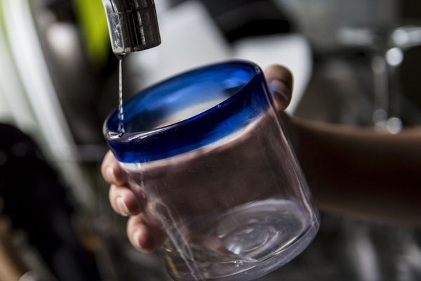 Par mesure de précaution, une partie des habitants de Thiézac, dans le Cantal, ne peuvent plus boire l'eau du robinet. 