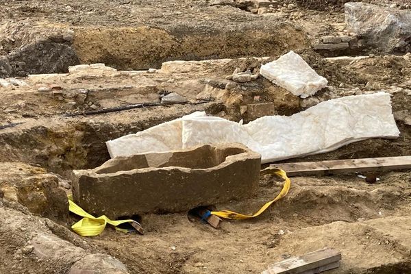 Un sarcophage en pierre très bien conservé fait partie des vestiges retrouvés dans le sous-sol d'Argentan