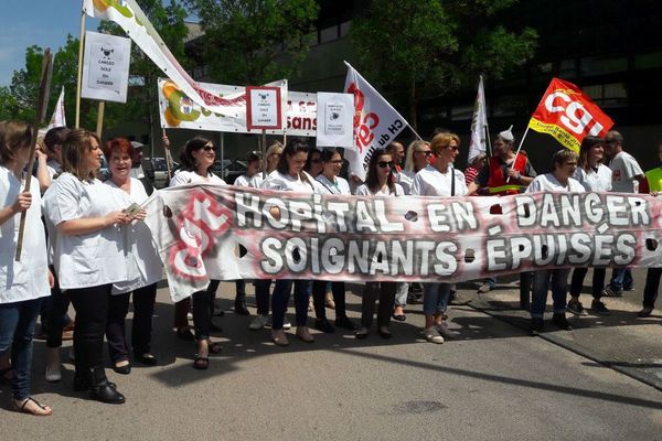 500 manifestants devant l'ARS de Dijon.