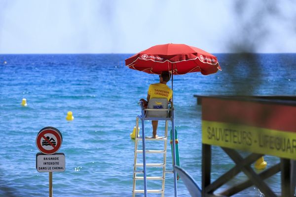 Une plage surveillée au Lanvandou dans le Var durant la période estivale.