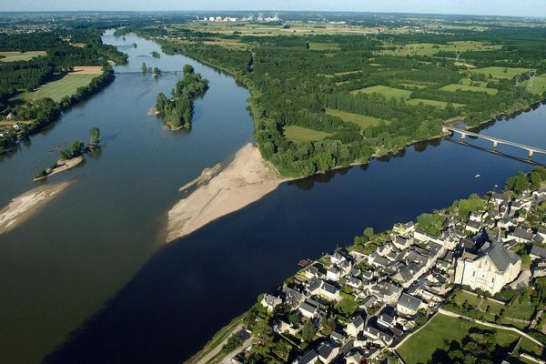 Vue aérienne prise le 25 mai 2004 de la Loire et de la Vienne à hauteur du village de Candes-Saint-Martin près de Chinon.