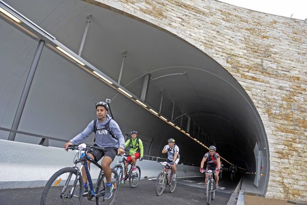 Un tube "mode doux" a été aménagé à côté du tunnel de la Croix Rousse à Lyon. Il est réservé aux bus, aux piétons et aux vélos.