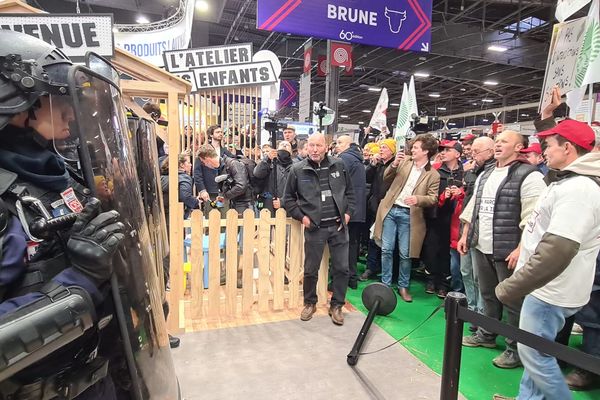 Des agriculteurs voulant manifester s'introduisent dans le Salon de l'agriculture, des CRS sont déployés.