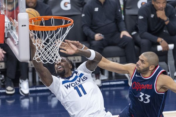 Nicolas Batum empêche Naz Reid de marquer lors du duel entre les Los Angeles Clippers et les Minnesota Timberwolves le 4 décembre 2024.