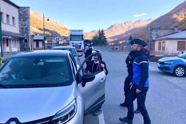 Opération de contrôle des flux migratoires sur le secteur transfrontalier du col de Larche dans les Alpes de Haute-Provence à la frontière italienne ce mercredi 30 octobre.