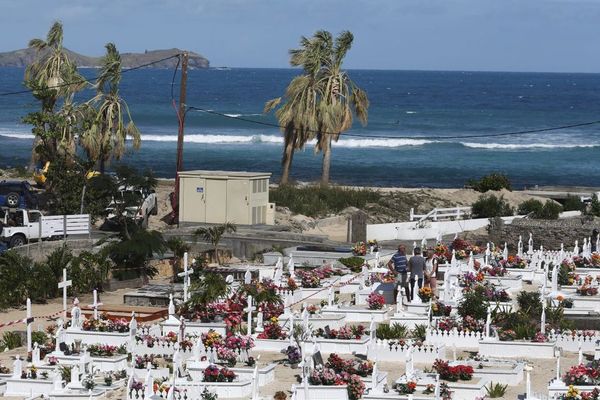 Comme il le souhaitait, le chanteur reposera dans le cimetière de Lorient à Saint-Barthélemy.