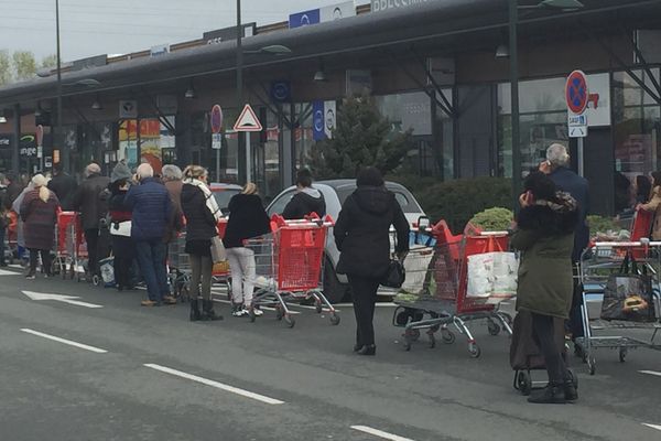 Au moins 1h 30 d'attente ce mardi matin avant de pouvoir entrer dans la grande surface  