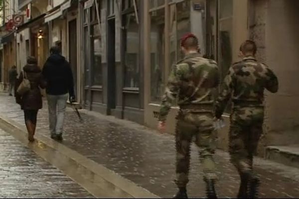 Des paras du 3ième RPIMa dans les rues de Carcassonne