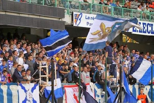 Les supporters de l'AJ Auxerre au stade Abbé-Deschamps, dans l'Yonne.