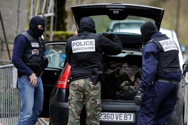 Policiers à Tarnac ( Corrèze),  11 novembre 2008