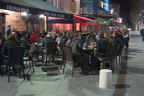 Antibes (Alpes-Maritimes) : les habitants profitent des bars et des restaurants avant leur fermeture.