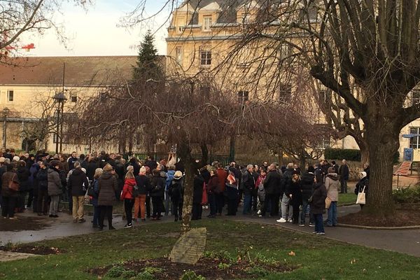 Une foule d'anonymes est venue rendre hommage à Janusz Michalski décédé lors de l'attaque perpétrée à Villejuif vendredi 3 janvier.