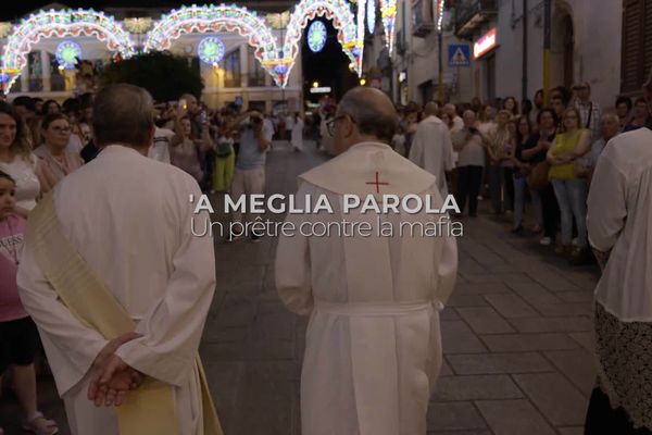 A meglia parola, un prêtre contre la mafia: Documentaire français réalisé par Yaël Goujon, François Fameli en 2024