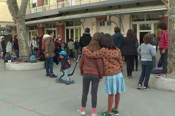 Rassemblement contre la réforme des retraites dans une école à Marseille.