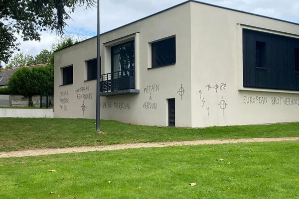 "C'est écœurant de s'en prendre à un bâtiment public comme ça."