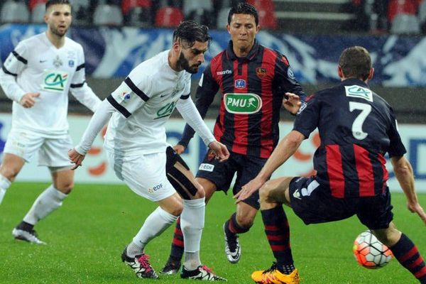 Le milieu de terrain de Saint-Malo Melvyn Vieira (en blanc au milieu) opposé au défenseur corse David Ducourtioux lors du 8eme de finale de Coupe de France entre Saint-Malo et Ajaccio - 10/02/2016