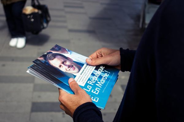 Un tractage de flyers en faveur d'Emmanuel Macron, à Paris le 20 mai 2017.