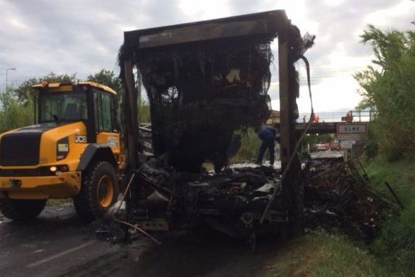 Le camion s'est totalement embrasé.