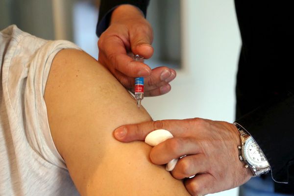 La vaccination reste le meilleur rempart à la grippe, selon les médecins. 