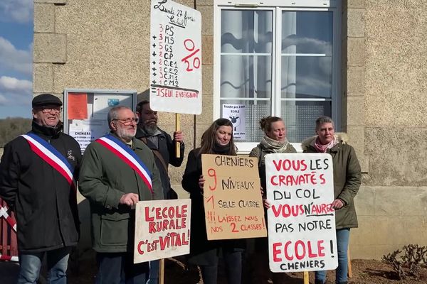 Parents d'élèves, enseignants et élus ne vont rien lâcher pour sauver le poste d'enseignant menacé dans leur école.