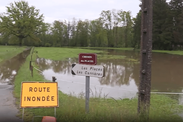 La montée des crues de la rivière rend certains passages impraticables.