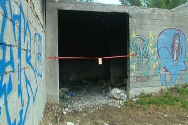 Les ruines de la maison dans laquelle un homme avait été retrouvé abattu et calciné en septembre 2012 à Septèmes-les-Vallons