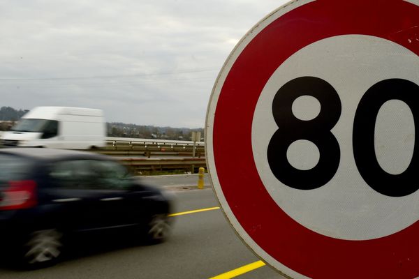 Pour Vincent Descoeur, député du Cantal, la limitation de vitesse à 80 km/h ne peut pas, au 1er juillet, s’appliquer de façon uniforme sur toutes les routes françaises. Devant la commission des lois, à l’Assemblée nationale, mercredi 13 juin, il a invité les partisans des 80 km/h à monter avec lui en voiture sur les routes du Cantal.