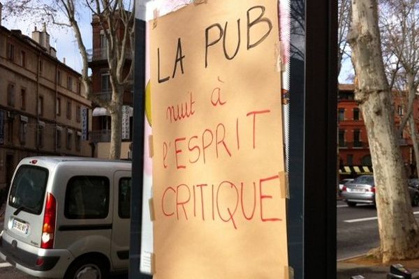 Un panneau publicitaire revisité à Toulouse.