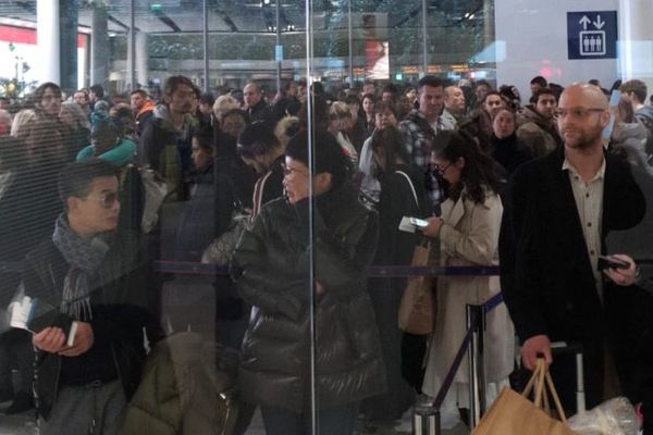 Des files d'attentes se sont crées à l'aéroport Roissy - Charles de Gaulle après un mouvement de la Police aux frontières.