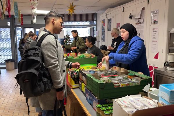 Une distribution de denrées alimentaires a été organisée à Tours pour les étudiants laissés sur le carreau.