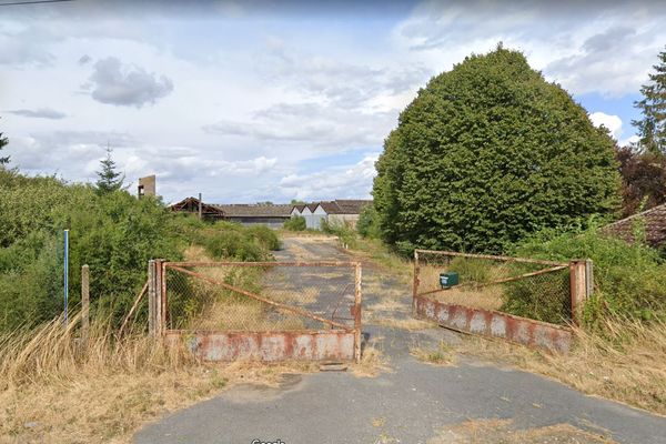 C'est du toit de l'un de ces bâtiments, appartenant à un site agricole désaffecté, que la jeune fille est tombée.