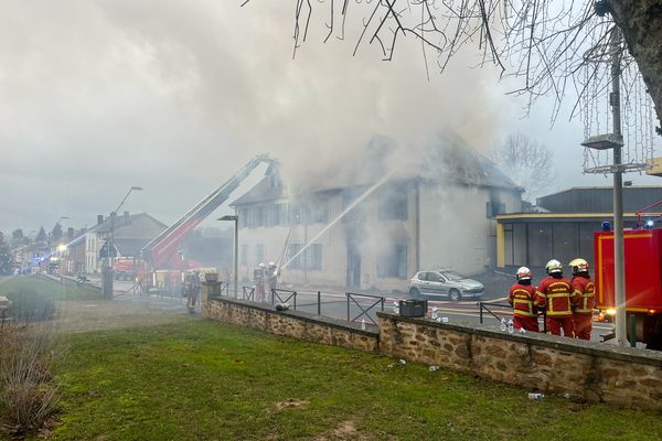 Sur les coups de 4 heures du matin, une maison de la rue d’occitanie à Séreilhac en Haute-Vienne a pris feu. A l’intérieur, sept personnes. Toutes évacuées, une seule a été légèrement blessée.