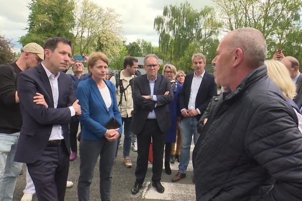 François-Xavier Bellamy (à gauche), est venu dès 18 heures ce vendredi auprès des salariés de la Compagnie des Pêcheurs de Saint-Malo.